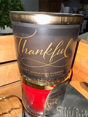 Bath & Body Works Thankful Sweet Cinnamon Pumpkin Candle - Black & Gold